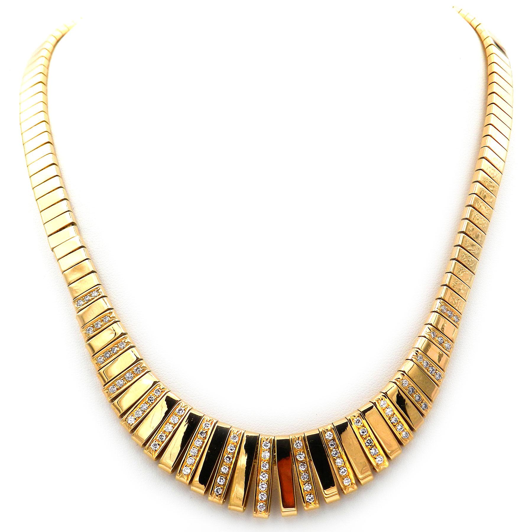 Collana in oro 18K con diamante da 1,58 carati 

Una collana di diamanti dall'eleganza classica, realizzata in oro 18 carati con finitura solida e lucidissima. Il collare largo e piatto, composto da maglie radiali, è incastonato con diamanti