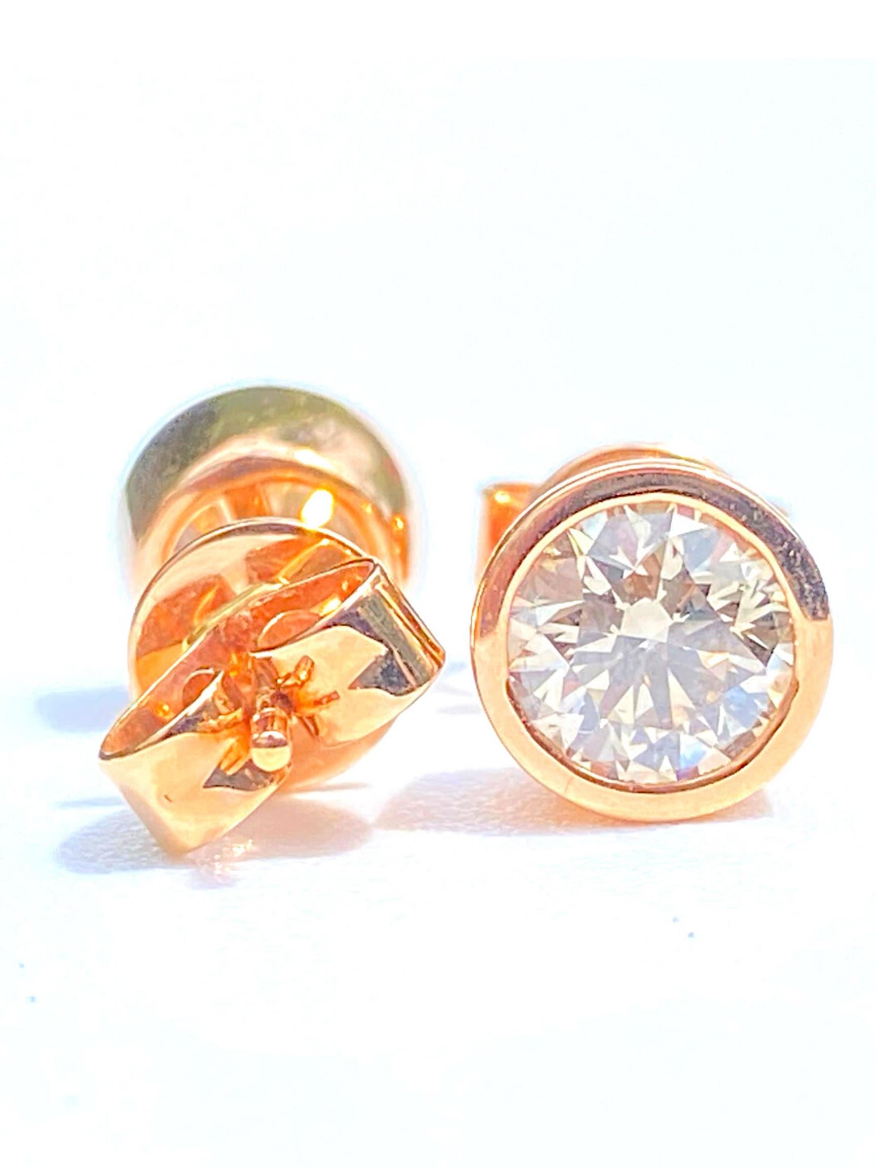 Taille ronde Clous d'oreilles en or rose 18 carats et diamants taille brillant rond de 1,58 carat en vente