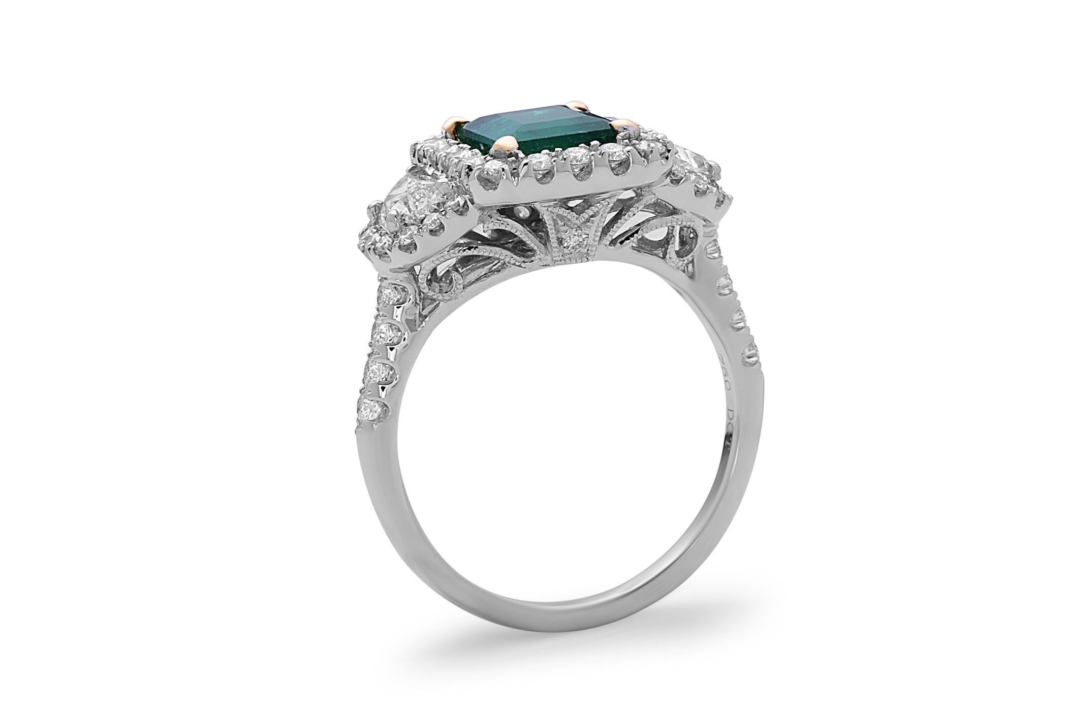 1,58 Karat Smaragd und Diamant-Cocktailring (Smaragdschliff) im Angebot