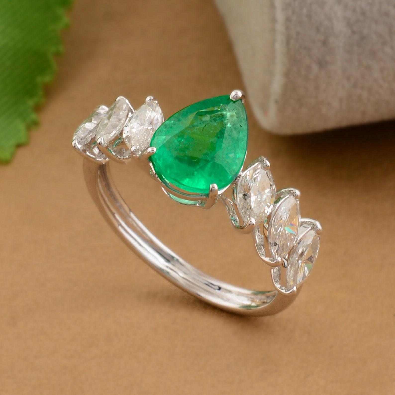 Pear Cut 1.58 Carat Emerald Diamond 14 Karat Gold Ring For Sale