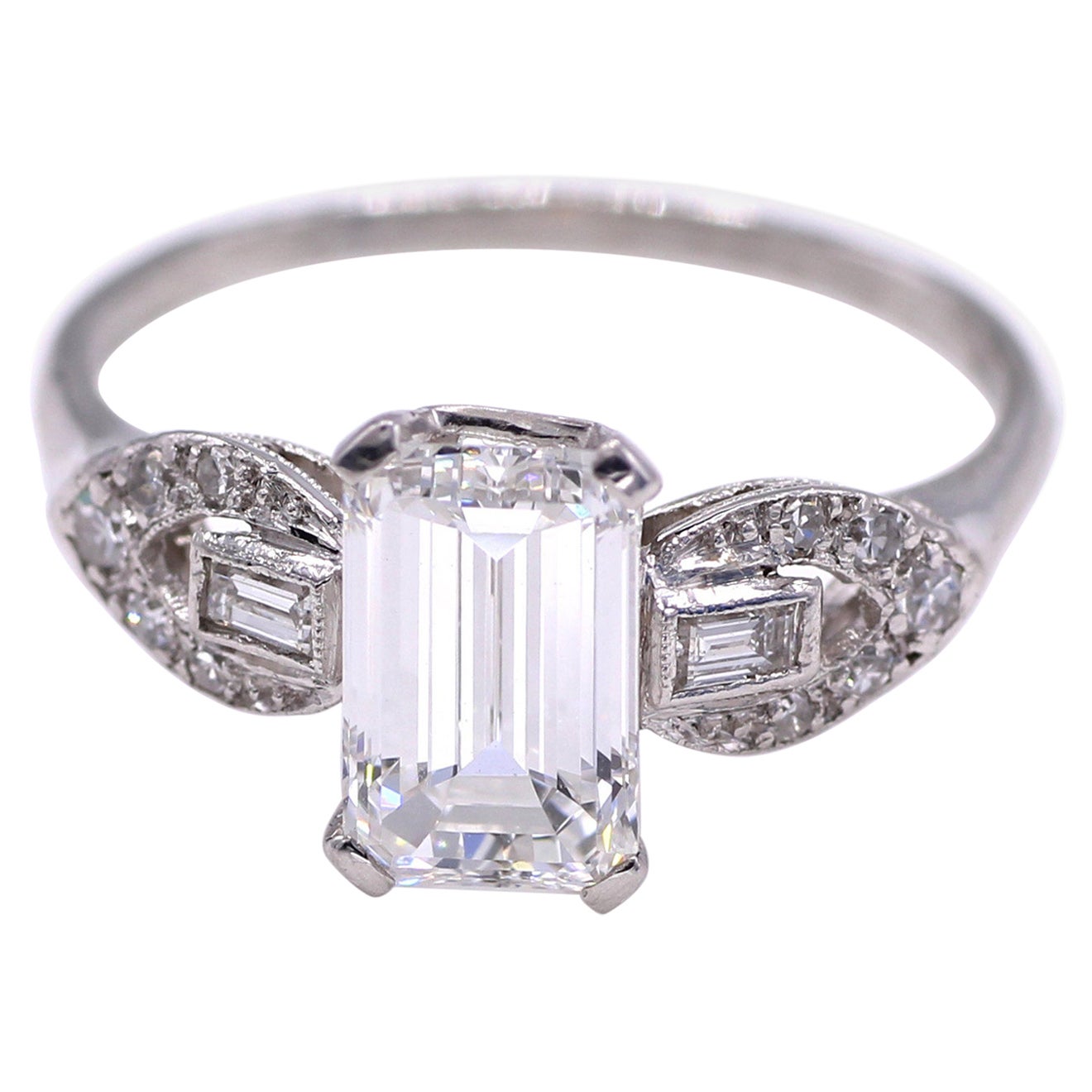 Bague de fiançailles en platine certifiée GIA avec diamant taille émeraude de 1,58 carat FVS1