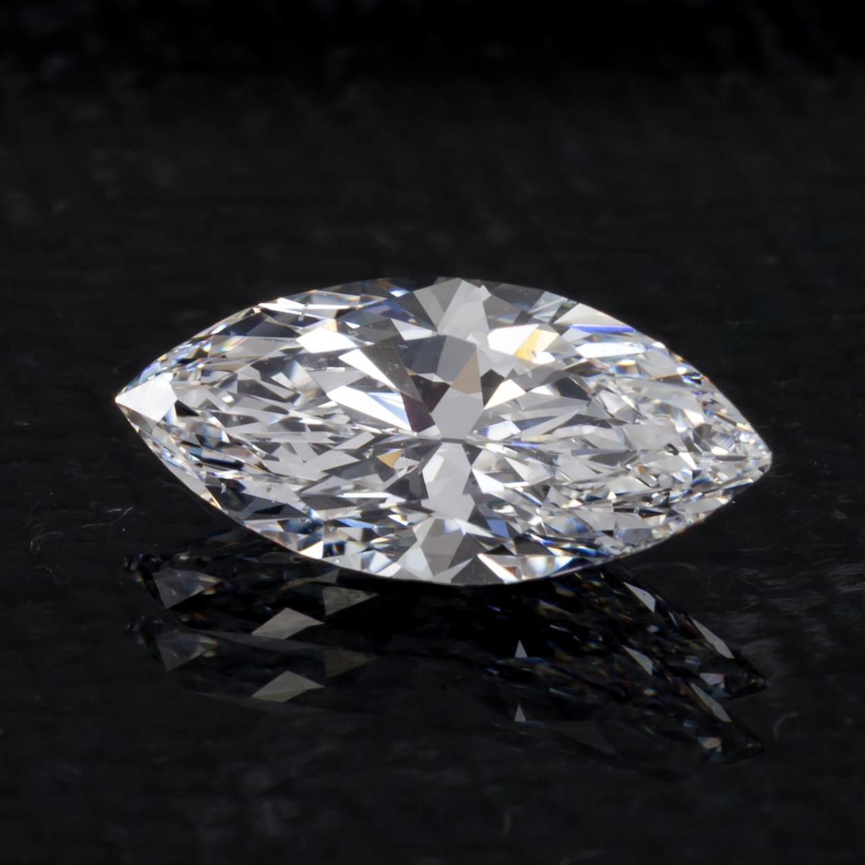 Informations générales sur le diamant
Numéro de rapport GIA : 6187448186
Taille du diamant : Brilliante Marquise 
Dimensions : 12,28 x 5,63 x 3,86 mm

Résultats de la classification des diamants
Poids en carats : 1,58
Grade de couleur : D
Degré de