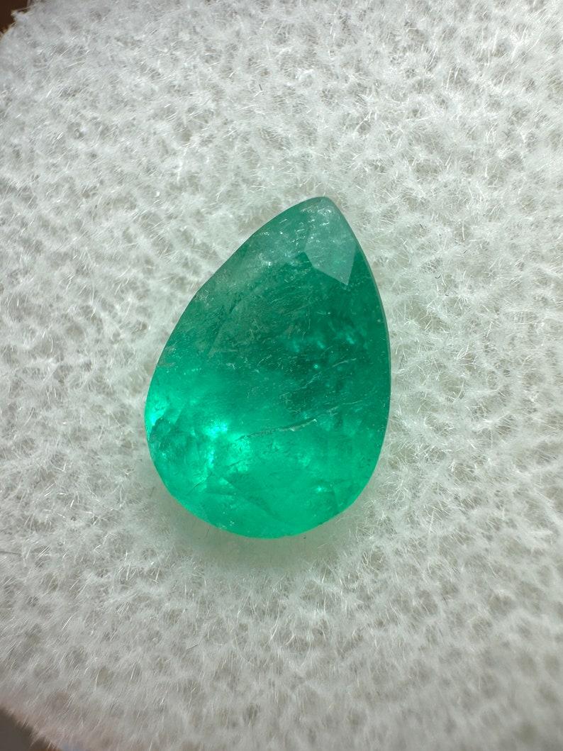 Pierre : Émeraude
Poids : 1,58 carats
Forme : Coupe poire
Clarté : Semi-Transparent
Lustre : Très bon
Couleur : Vert moyen
Dimensions : 9,14 mm x 6,35 mm x 5,22 mm
Origine géographique : Colombie
Traitement : Naturel, huilé

Commentaires : En raison