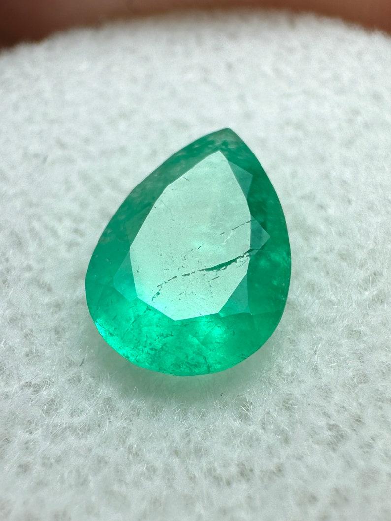 Moderne 1.58 Carat Medium Green Colombian Emerald - Pear Cut Teardrop May Birthstone (Émeraude colombienne vert moyen - Perle de lune) en vente