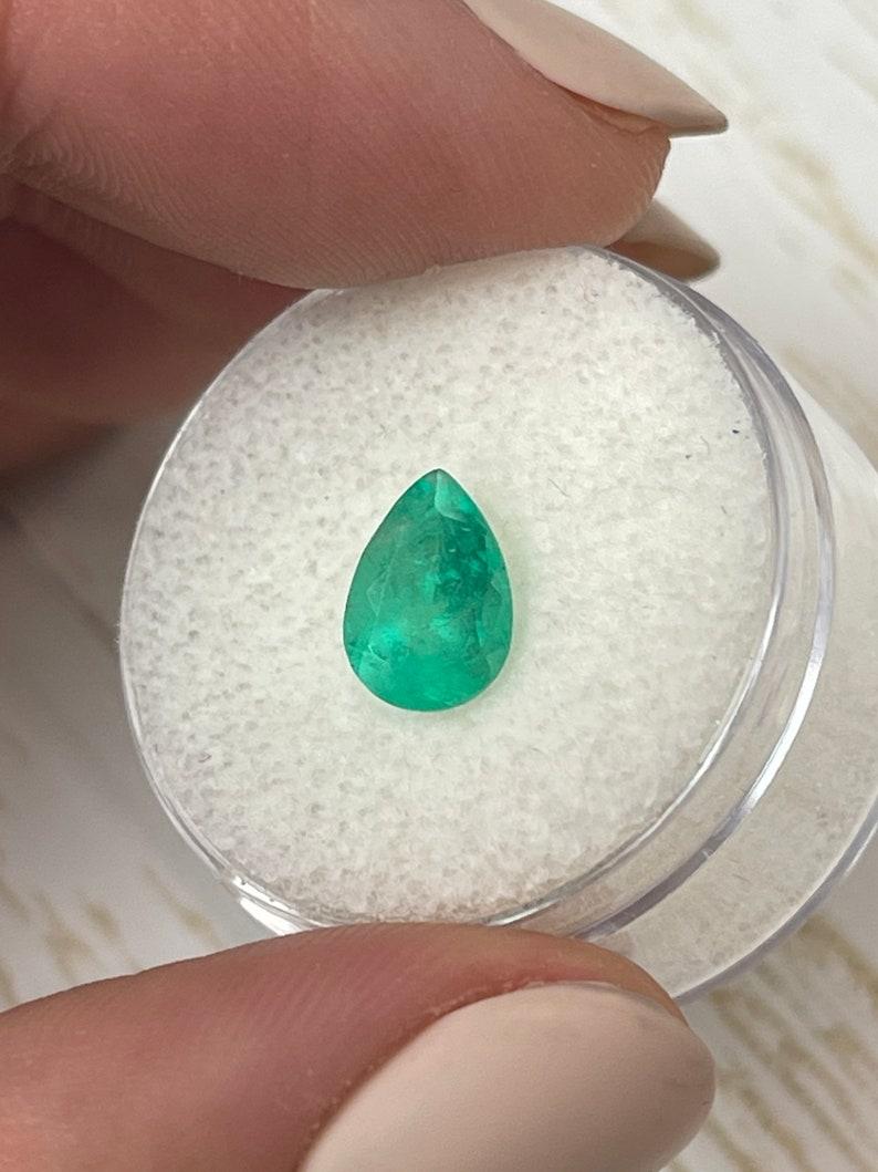 Taille poire 1.58 Carat Medium Green Colombian Emerald - Pear Cut Teardrop May Birthstone (Émeraude colombienne vert moyen - Perle de lune) en vente