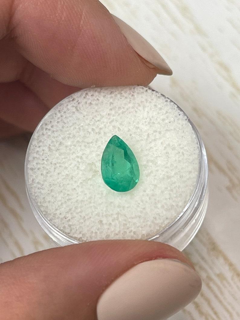 1.58 Carat Medium Green Colombian Emerald - Pear Cut Teardrop May Birthstone (Émeraude colombienne vert moyen - Perle de lune) Neuf - En vente à Jupiter, FL