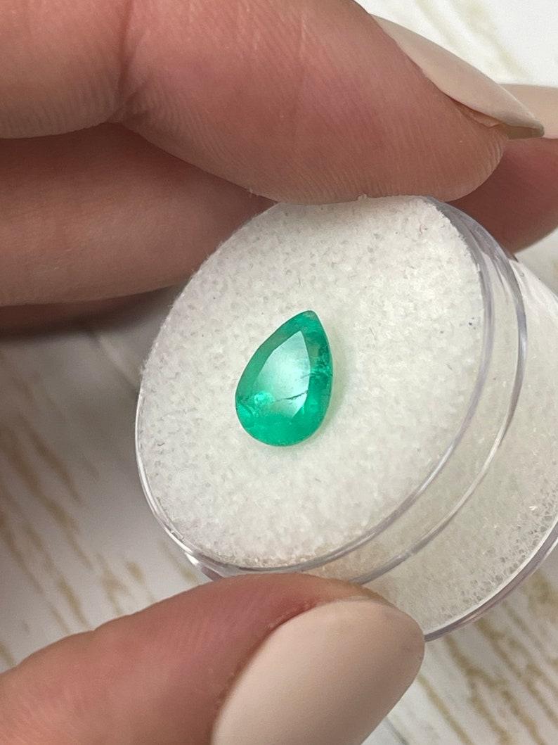 1.58 Carat Medium Green Colombian Emerald - Pear Cut Teardrop May Birthstone (Émeraude colombienne vert moyen - Perle de lune) Pour femmes en vente