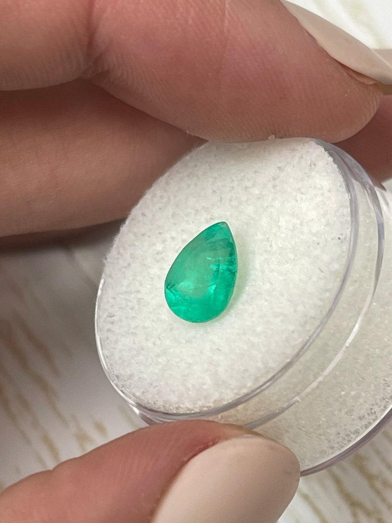 1.58 Carat Medium Green Colombian Emerald - Pear Cut Teardrop May Birthstone (Émeraude colombienne vert moyen - Perle de lune) en vente 1