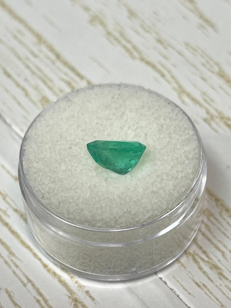 1.58 Carat Medium Green Colombian Emerald - Pear Cut Teardrop May Birthstone (Émeraude colombienne vert moyen - Perle de lune) en vente 2
