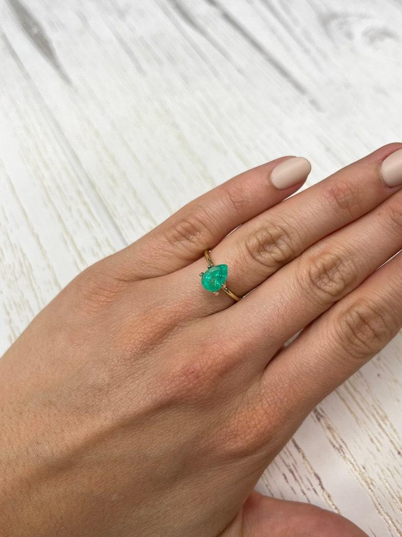 1.58 Carat Medium Green Colombian Emerald - Pear Cut Teardrop May Birthstone (Émeraude colombienne vert moyen - Perle de lune) en vente 3