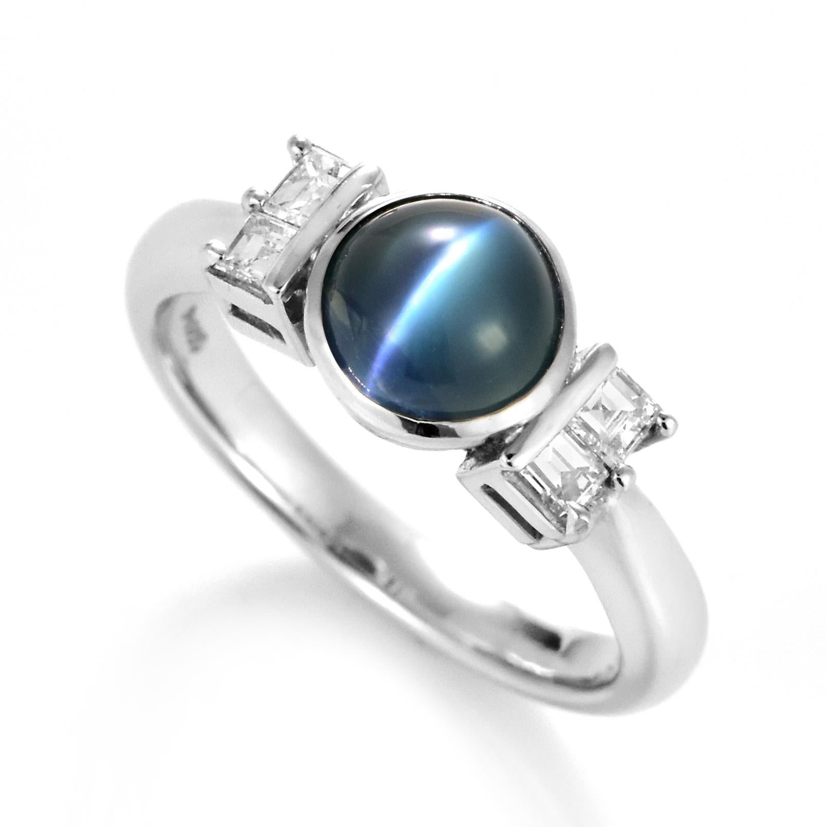 1.58 Carat Natural Alexandrite Cat's Eye and Diamond Ring Made in Platinum en vente 5