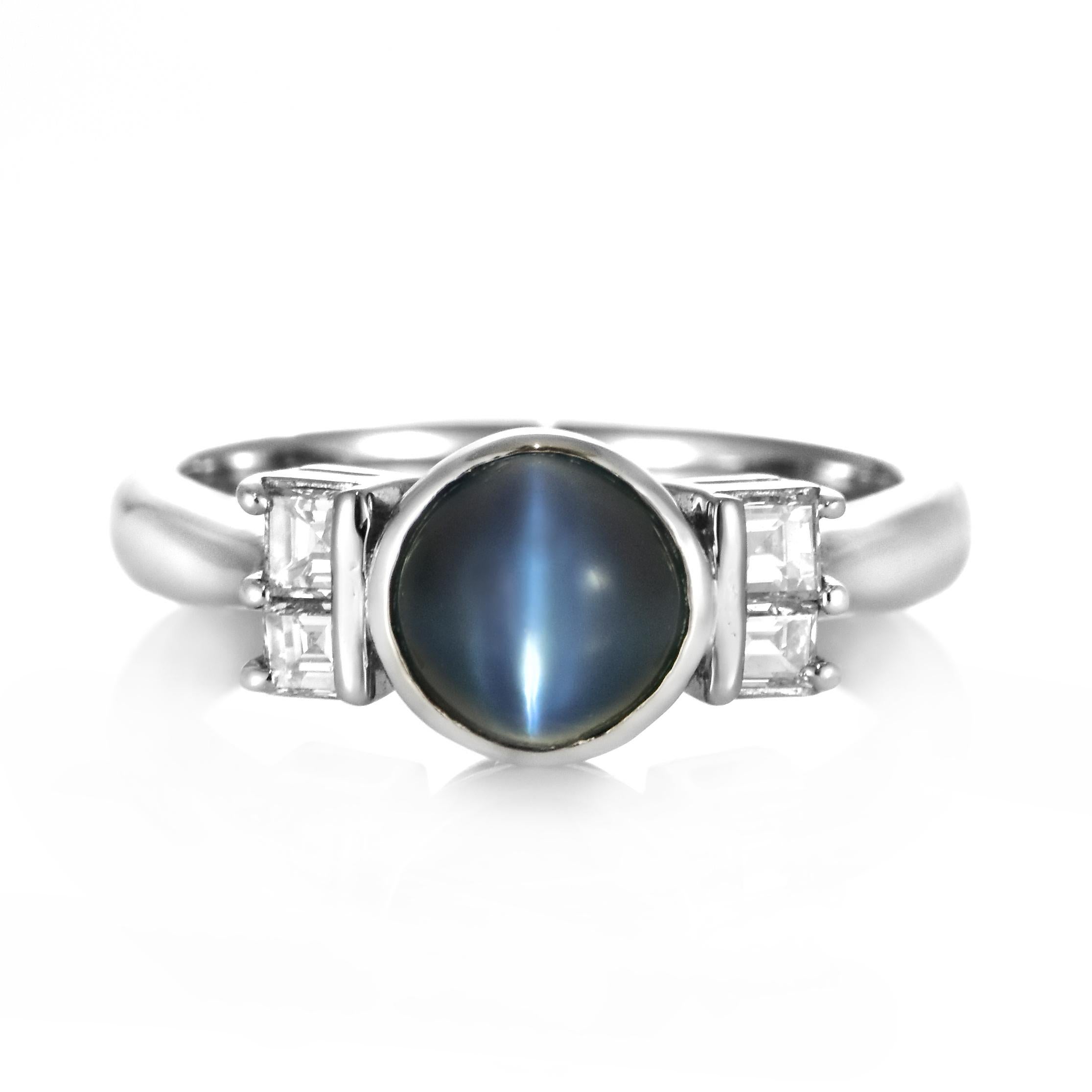 Moderne 1.58 Carat Natural Alexandrite Cat's Eye and Diamond Ring Made in Platinum en vente