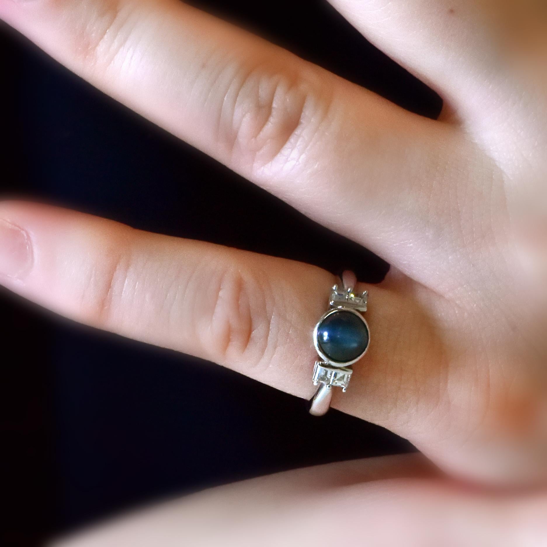 1.58 Carat Natural Alexandrite Cat's Eye and Diamond Ring Made in Platinum Pour femmes en vente