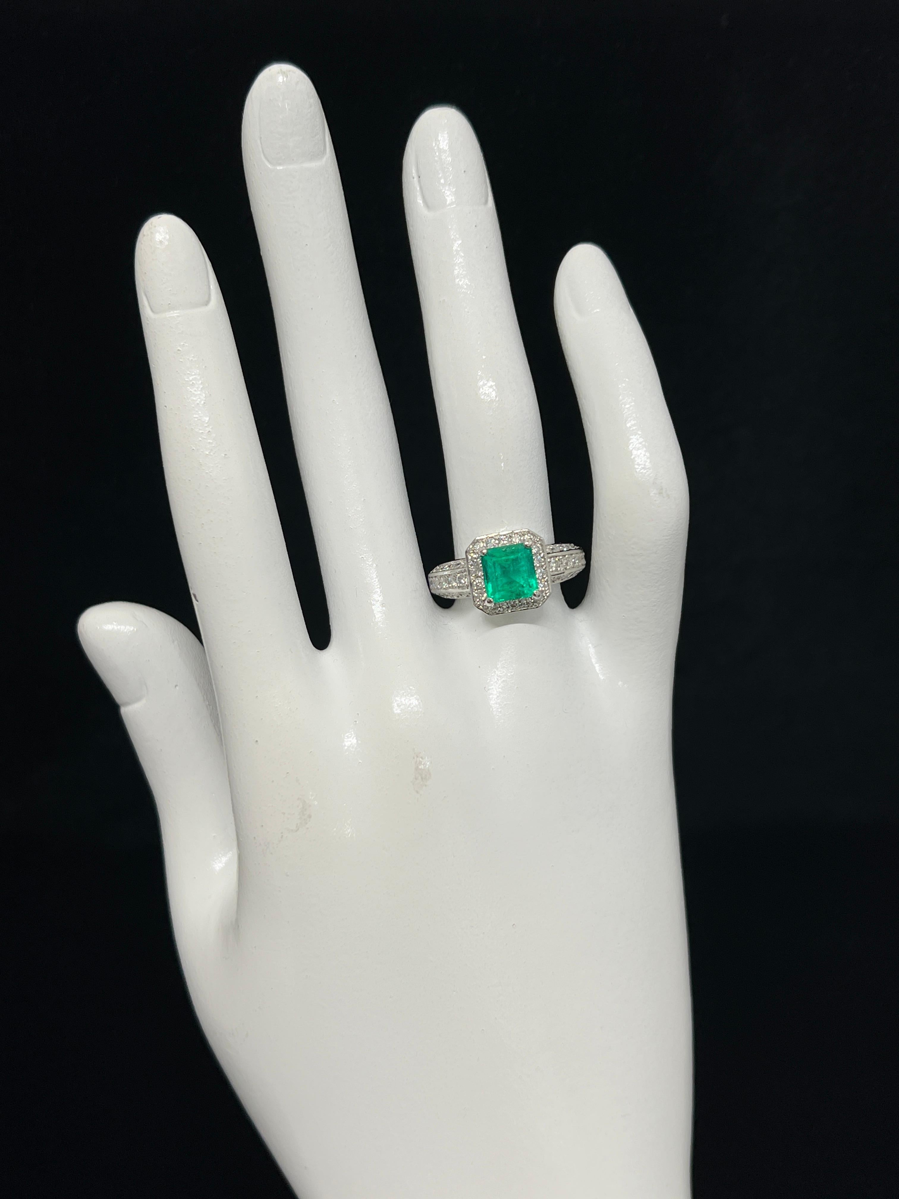 1.58 Carat Natural Colombian Emerald and Diamond Ring Set in Platinum For Sale 1
