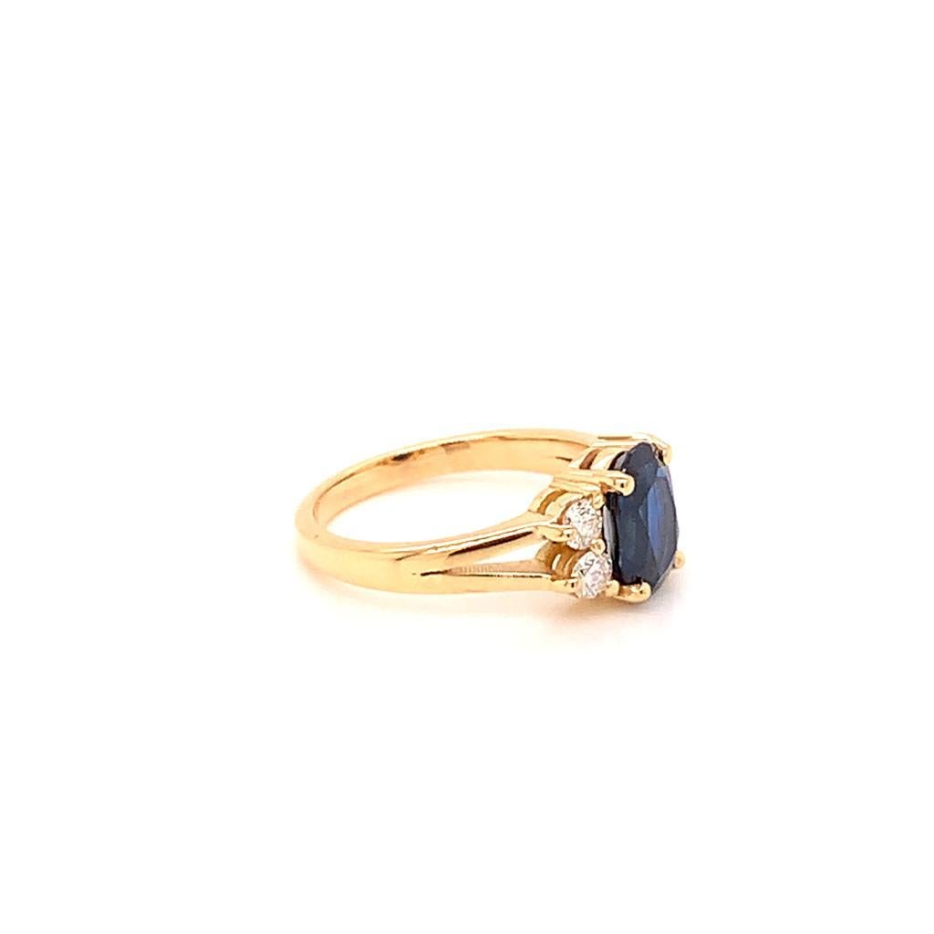 Taille ovale Bague en or jaune 18 carats avec saphir bleu taille ovale de 1,58 carat et diamants en vente
