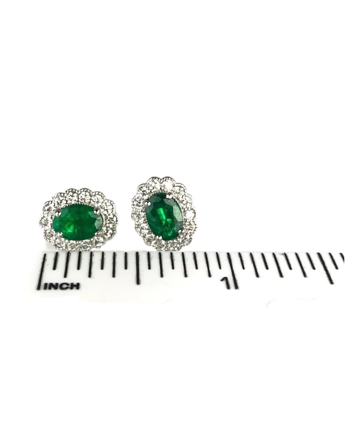 Contemporary 1.58 Carat Oval Emerald and 0.5 Ct Nat Diamond Milgrain Flower Earrings ref1555 For Sale