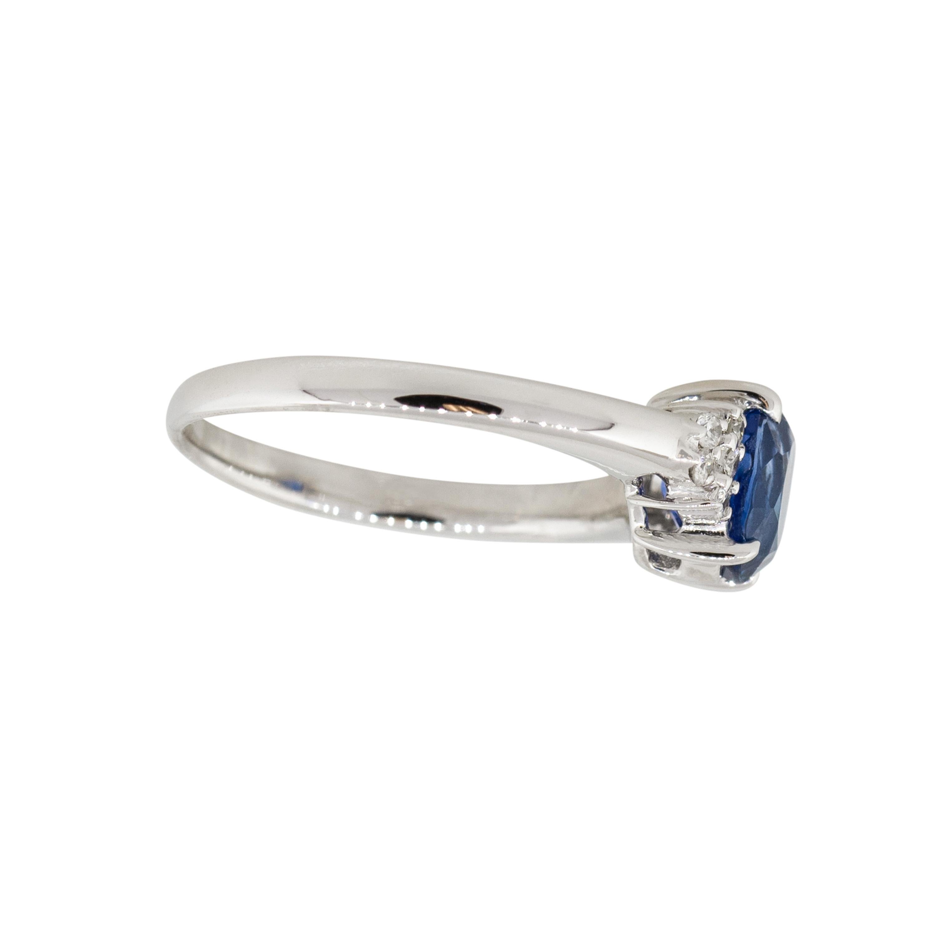 Bague cocktail en platine avec saphir de forme ovale de 1,58 carat et grappe de diamants, en stock en vente 1
