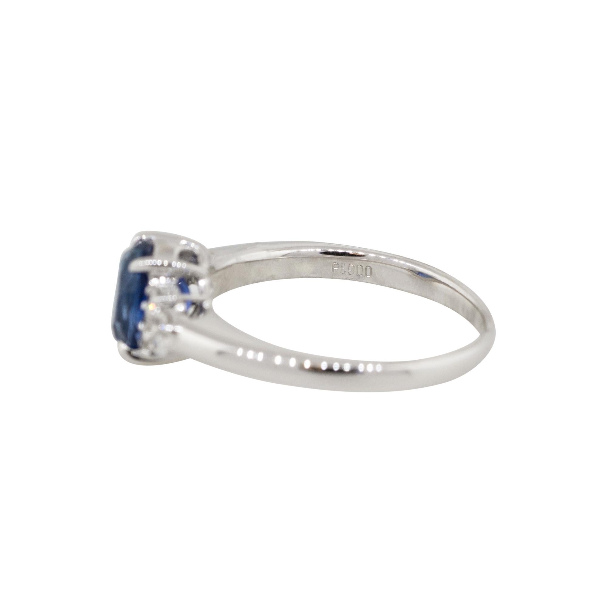 Taille ovale Bague cocktail en platine avec saphir de forme ovale de 1,58 carat et grappe de diamants, en stock en vente