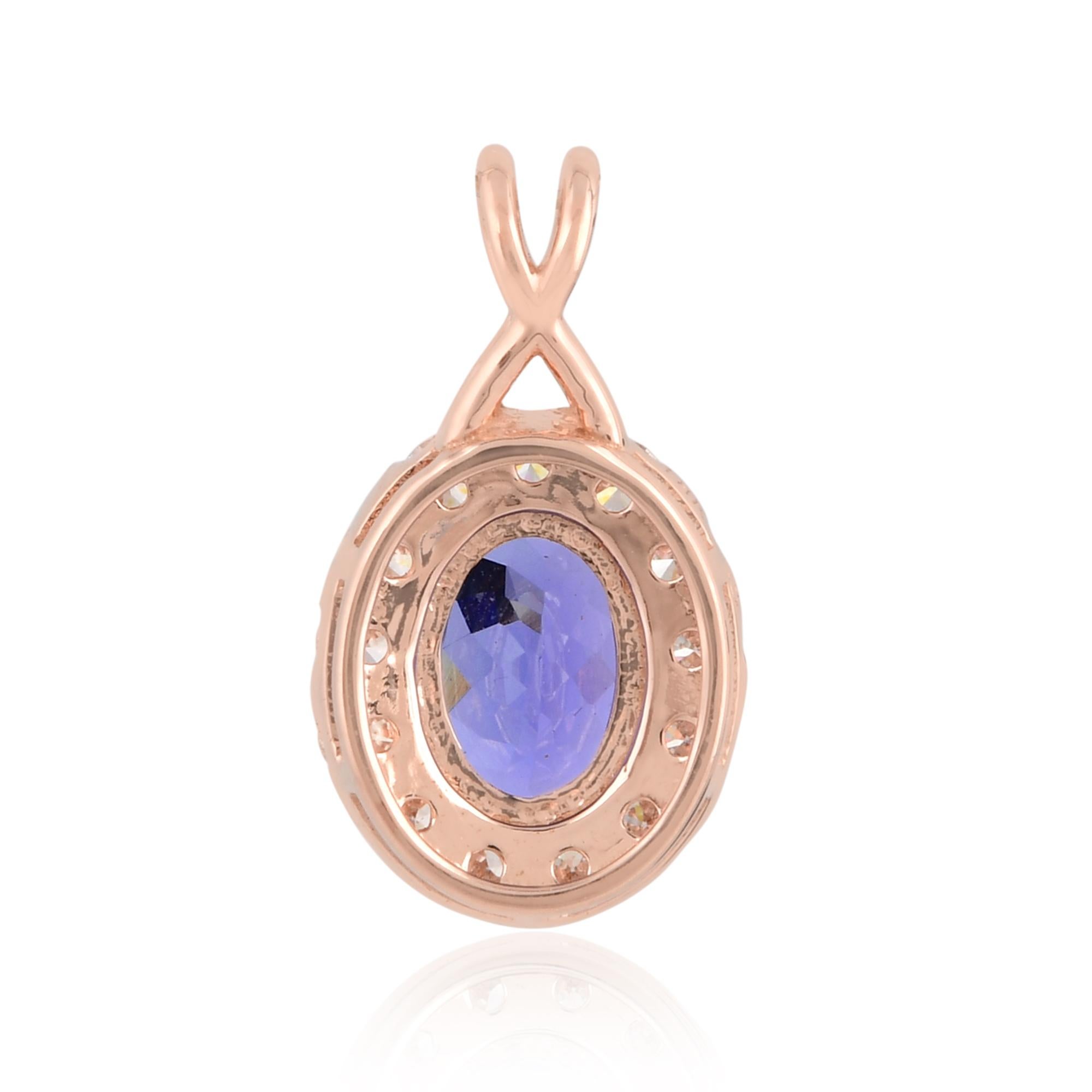 Lasciati conquistare dall'affascinante bellezza di questo ciondolo con gemma ovale di tanzanite, impreziosito da inserti di diamanti e sapientemente realizzato in oro rosa 18 carati. Questo ciondolo emana eleganza, femminilità e un tocco di