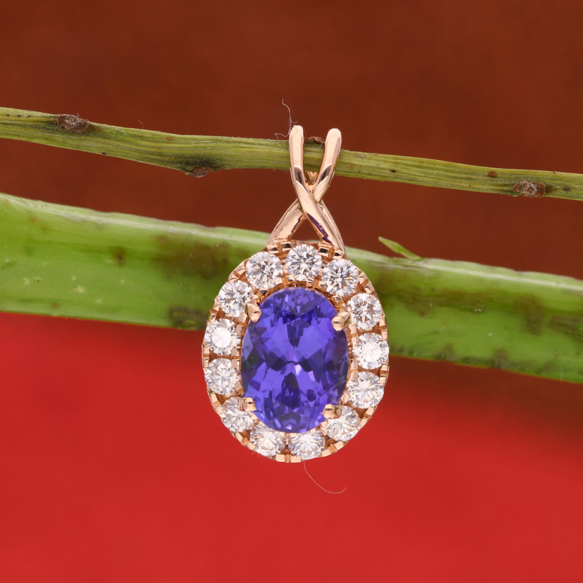 Moderno Charm di tanzanite ovale da 1,58 carati Ciondolo con pavé di diamanti da 0,40 carati Oro rosa 18 carati in vendita