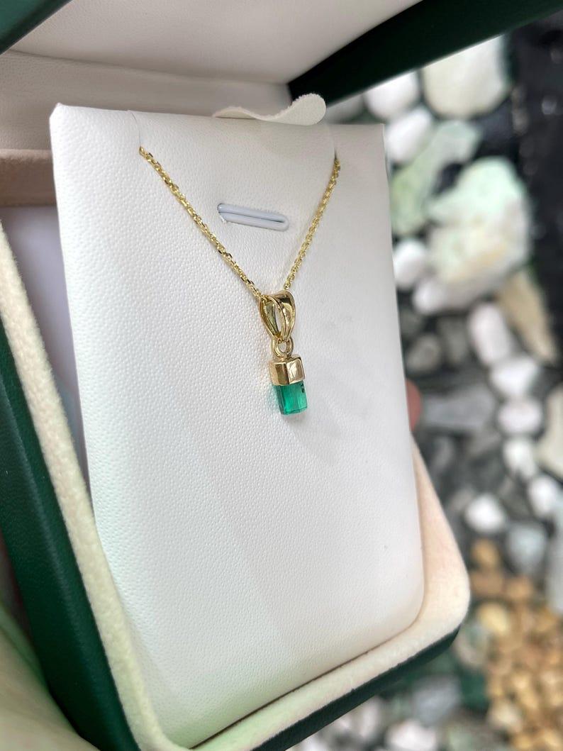 Colgante de Esmeralda Colombiana en bruto de 1.58 quilates  Cristal Verde Vivo Oro 18K Moderno en venta