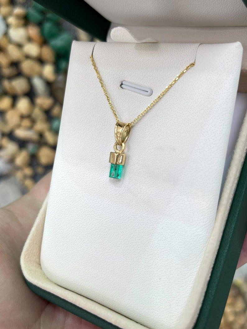 Colgante de Esmeralda Colombiana en bruto de 1.58 quilates  Cristal Verde Vivo Oro 18K Corte esmeralda en venta