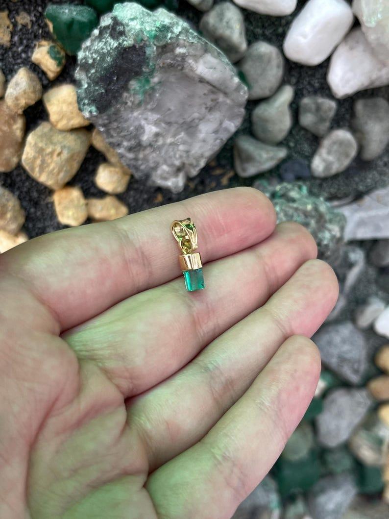Colgante de Esmeralda Colombiana en bruto de 1.58 quilates  Cristal Verde Vivo Oro 18K en Nuevo estado para la venta en Jupiter, FL