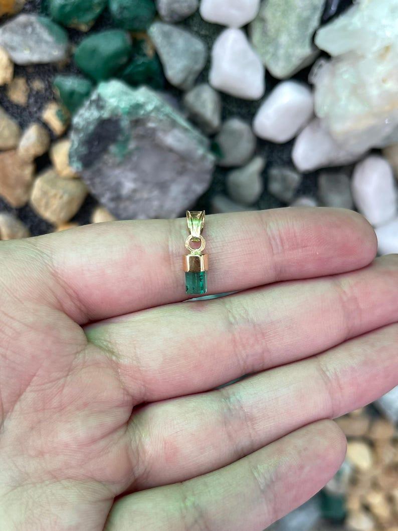 De las mujeres Colgante de Esmeralda Colombiana en bruto de 1.58 quilates  Cristal Verde Vivo Oro 18K en venta