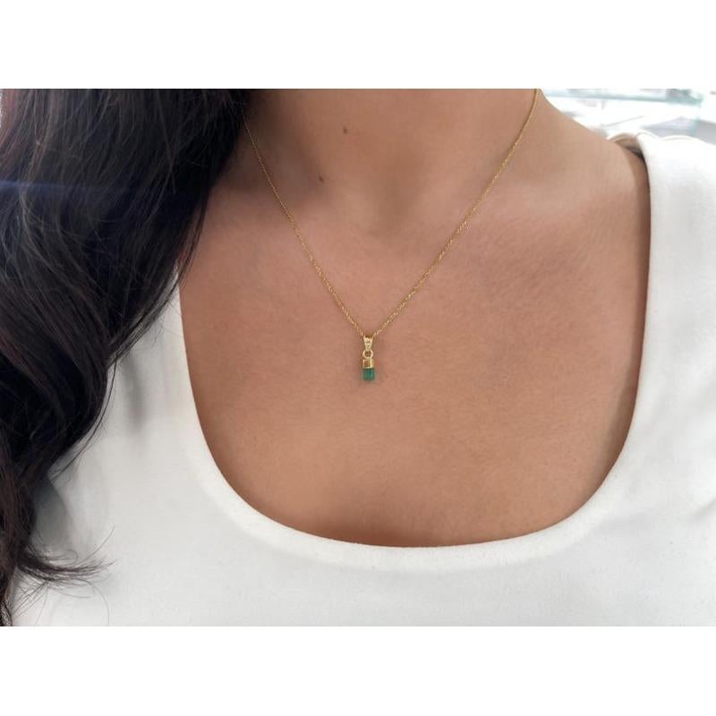 Colgante de Esmeralda Colombiana en bruto de 1.58 quilates  Cristal Verde Vivo Oro 18K en venta 1