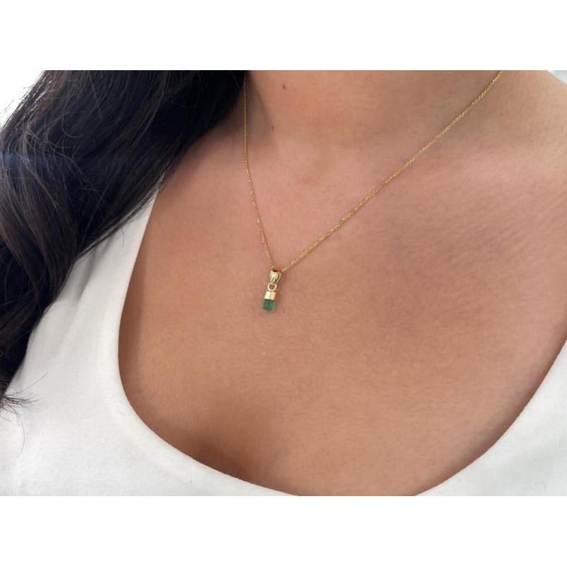 Colgante de Esmeralda Colombiana en bruto de 1.58 quilates  Cristal Verde Vivo Oro 18K en venta 3