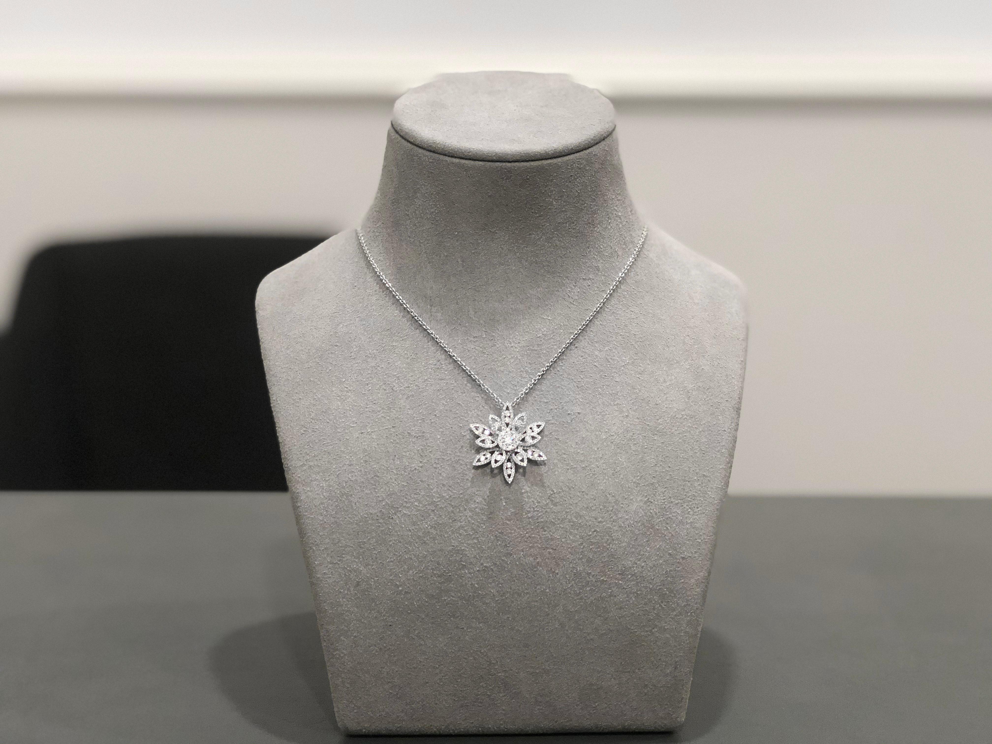 Roman Malakov 1.58 Carats Total Round Diamond Cluster Flower Pendant Necklace In New Condition For Sale In New York, NY