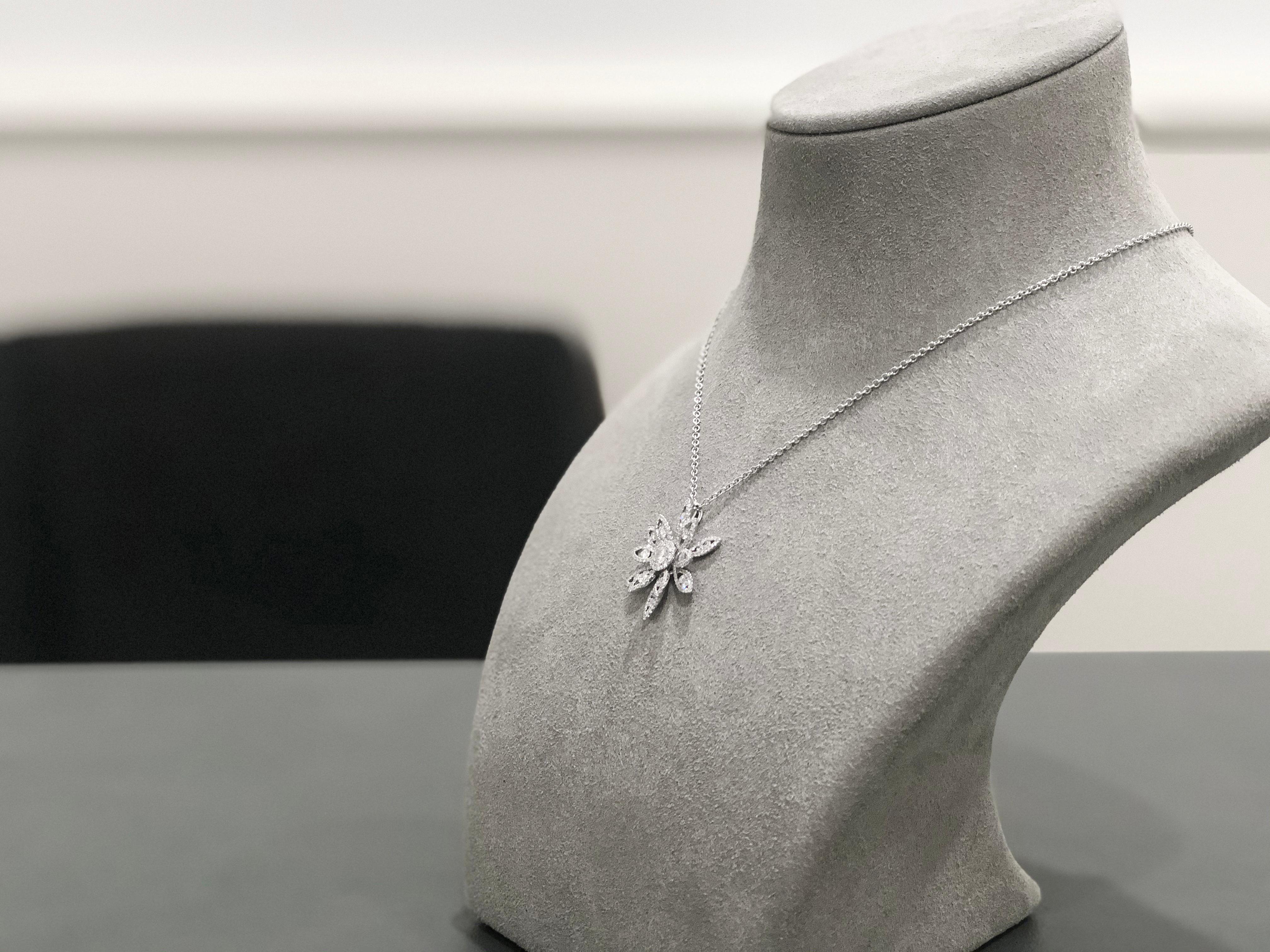 Roman Malakov, collier à pendentif fleur en grappe de diamants ronds de 1,58 carat au total en vente 1