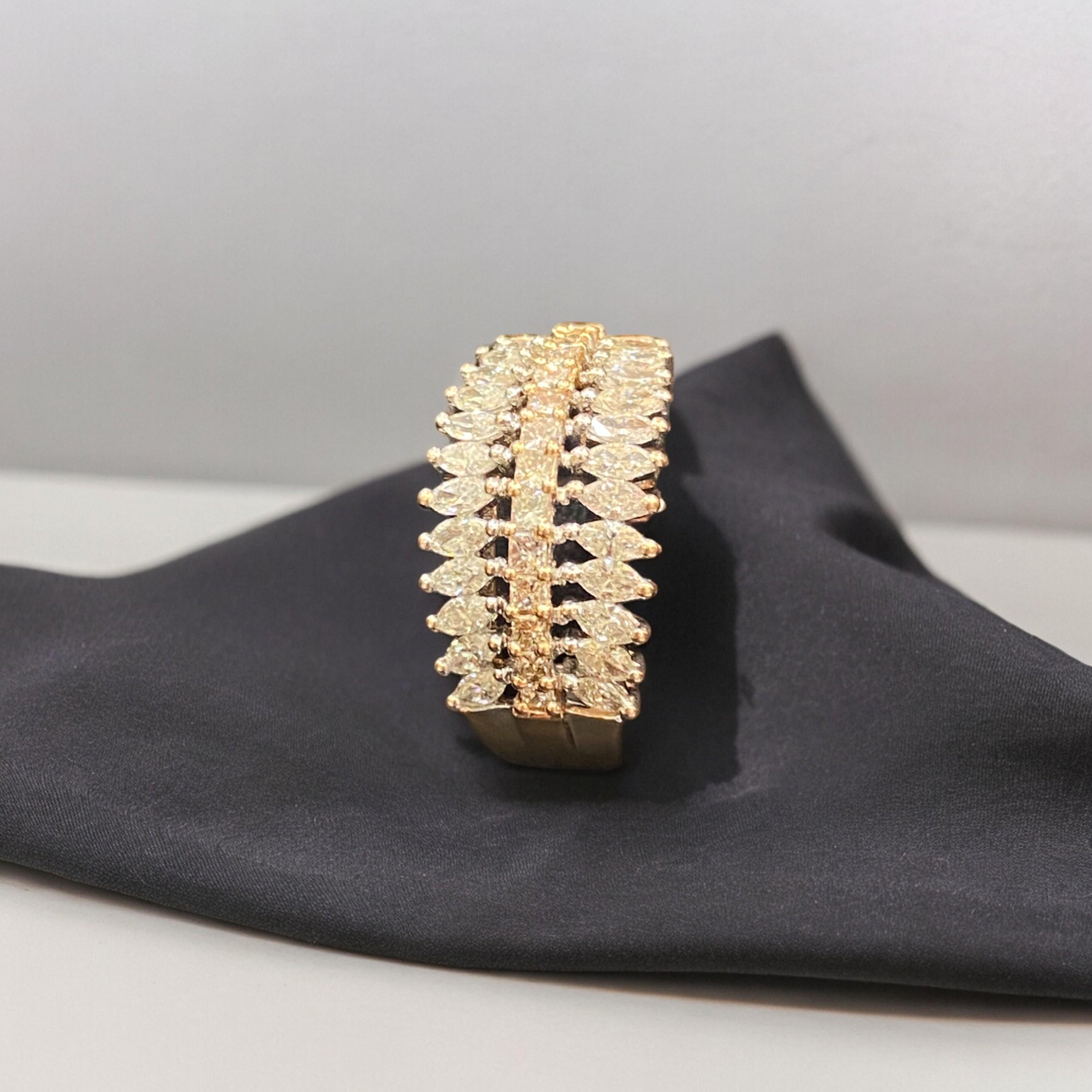 Tutte le cose belle sono realizzate con diamanti e oro scintillanti. Fai tuo questo esclusivo anello di anniversario con diamante rotondo taglio brillante marquise da 1,58 TCW in oro 14K con marchio di garanzia!

Specifiche: 
Colore del diamante: