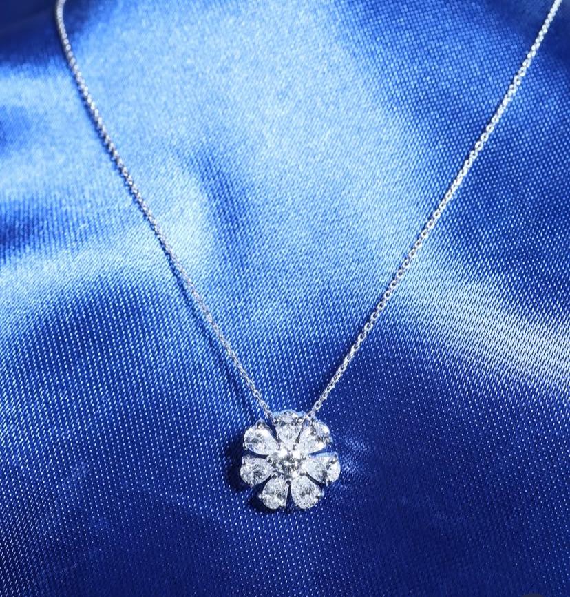 1,58 Karat gemischte Form Diamanten 18K Gold Anhänger Halskette im Angebot 1