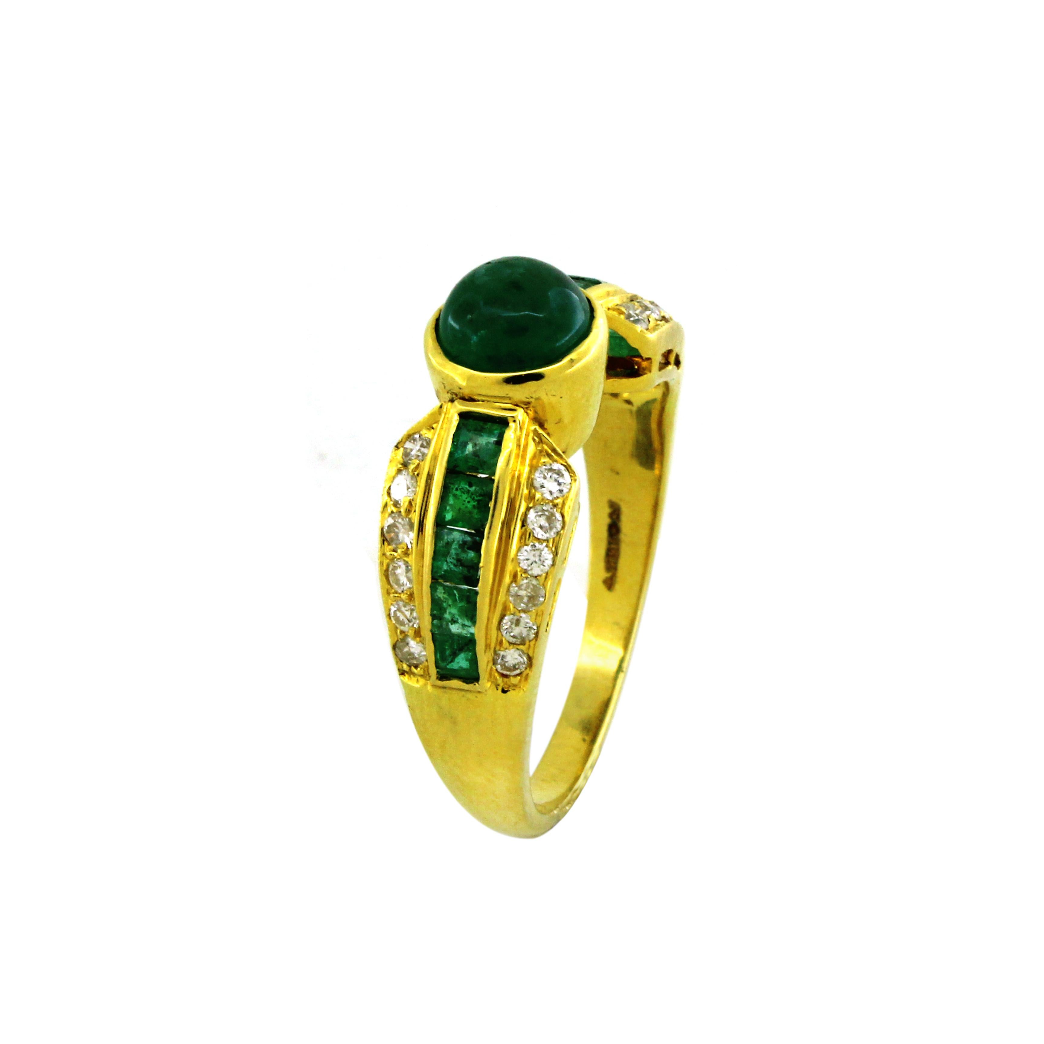 Dieser exquisite Ring aus luxuriösem 22-karätigem Gelbgold mit einem Gewicht von 4,45 Gramm ist ein atemberaubendes Meisterwerk der Juwelierskunst. Im Mittelpunkt steht ein glänzender 1,58-Karat-Smaragd, der Eleganz und Opulenz ausstrahlt. Das