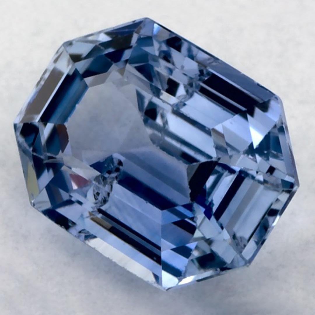 Pierre de naissance très précieuse du mois de septembre, d'un bleu ravissant. On pense qu'ils apportent chance et fortune dans la vie.

Explorez la vibrante collection d'émeraudes, de rubis et de saphirs de notre magasin, disponibles sous forme de