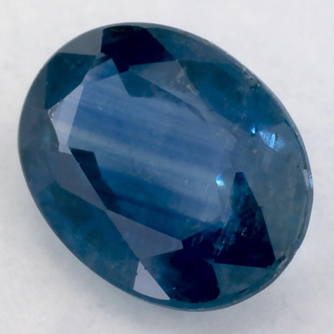 Dieser natürliche blaue Saphir bietet Eleganz und Raffinesse. Mit seiner satten Farbsättigung und seinem präzisen Schliff ist er das perfekte Herzstück für einen Verlobungsring oder ein luxuriöses Schmuckdesign.

Dieser Saphir stammt aus Sri Lanka