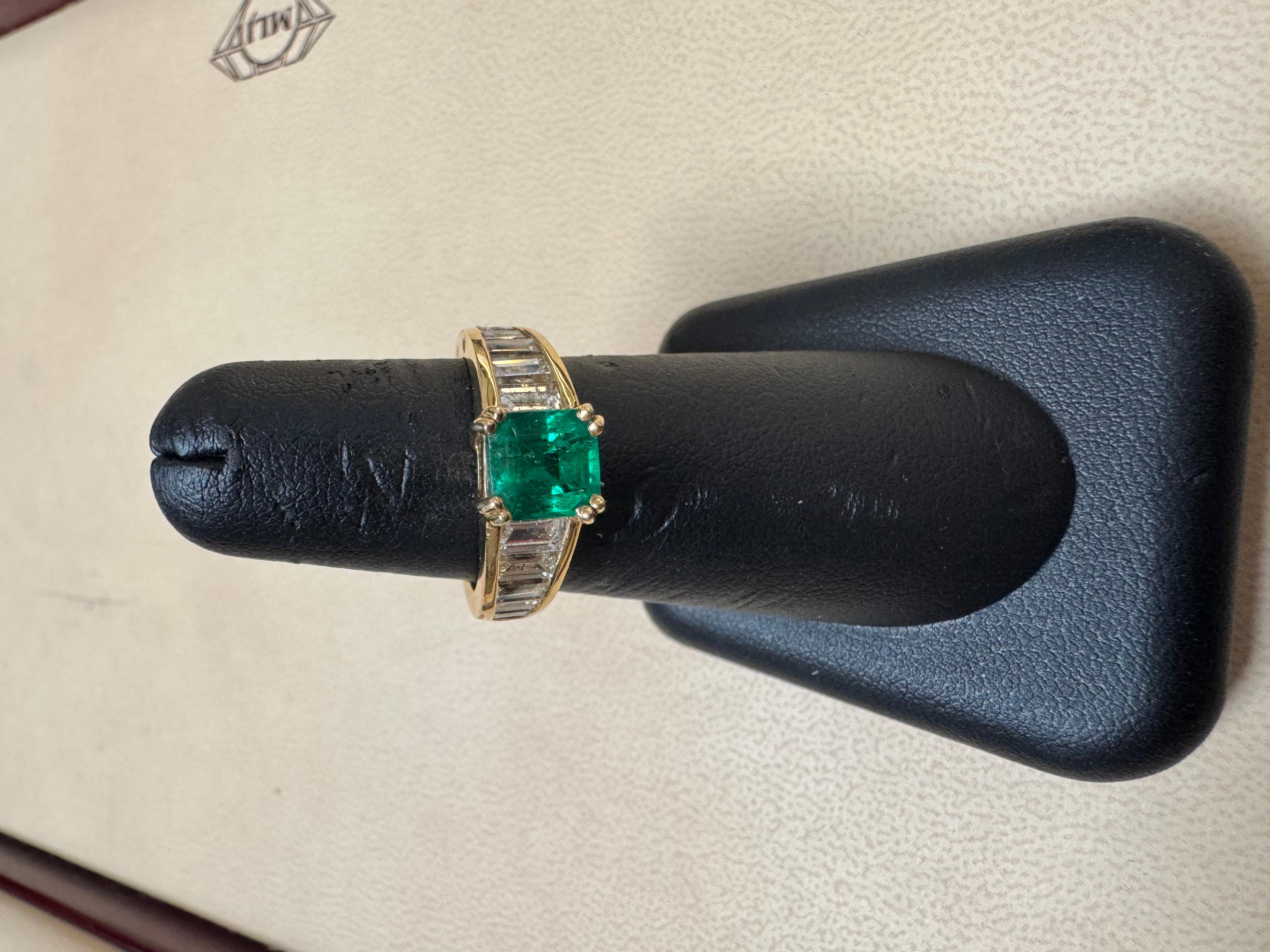1.58 Ct Cushion Cut Colombian Emerald & 1.5 Ct Diamond Ring in 18K Yellow Gold In Excellent Condition For Sale In New York, NY