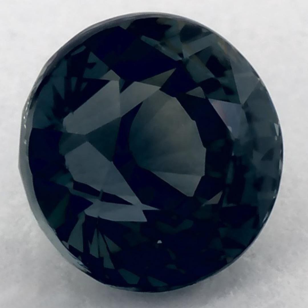 Dieser natürliche grüne Saphir bietet Eleganz und Raffinesse. Mit seiner satten Farbsättigung und seinem präzisen Schliff ist er das perfekte Herzstück für einen Verlobungsring oder ein luxuriöses Schmuckdesign.

Dieser Saphir stammt aus Sri Lanka