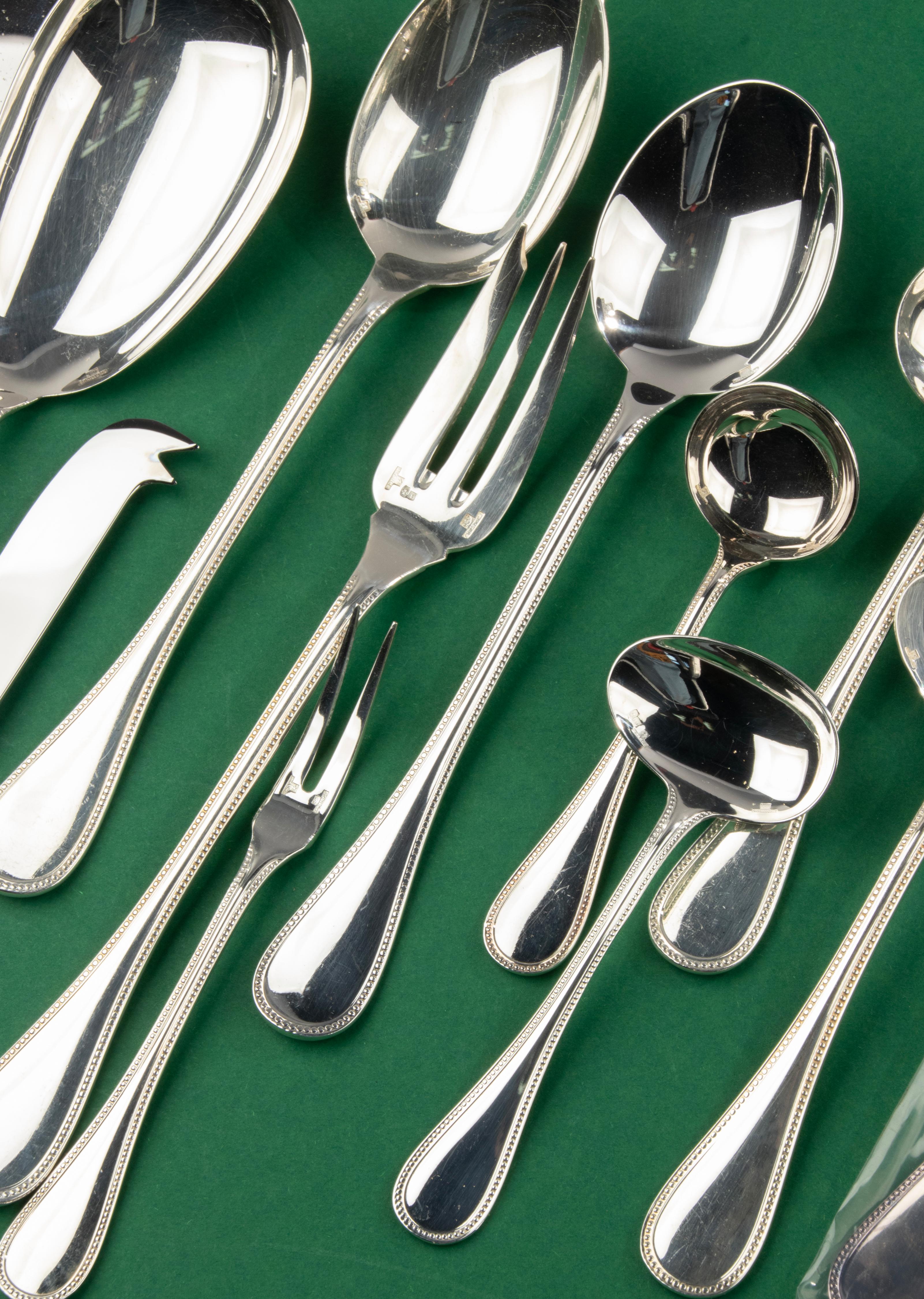 Ensemble de 158 pièces de vaisselle en métal argenté - Christofle - Perles - pour 12 personnes en vente 6