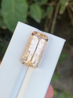 Gema suelta natural de 15.80 quilates de topacio imperial en forma de esmeralda