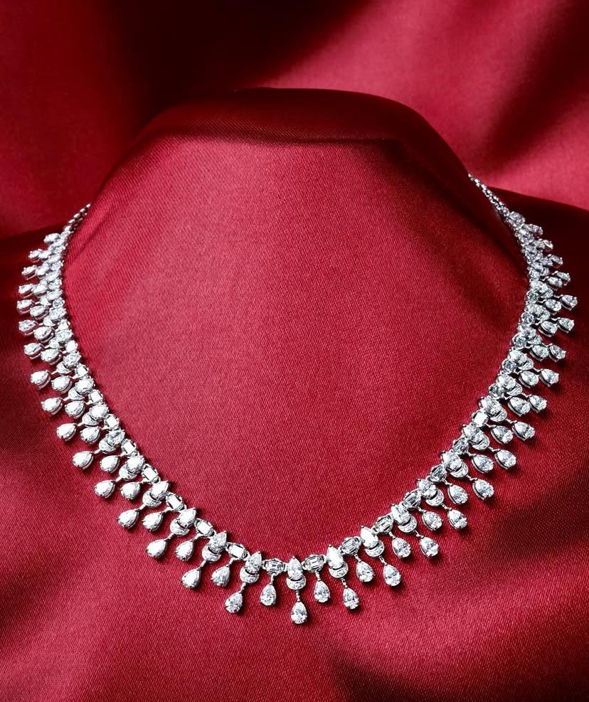 Una squisita collana di diamanti dal design contemporaneo, dallo stile elegante e raffinato.
Eleva la tua bellezza senza tempo e aggiungi un tocco di raffinatezza e charme al tuo look.
La splendida collana è realizzata in oro 18 carati con splendidi