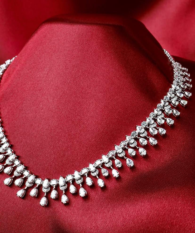 Taglio misto Collana in oro 18K con diamanti di forma mista da 15,80 carati in vendita