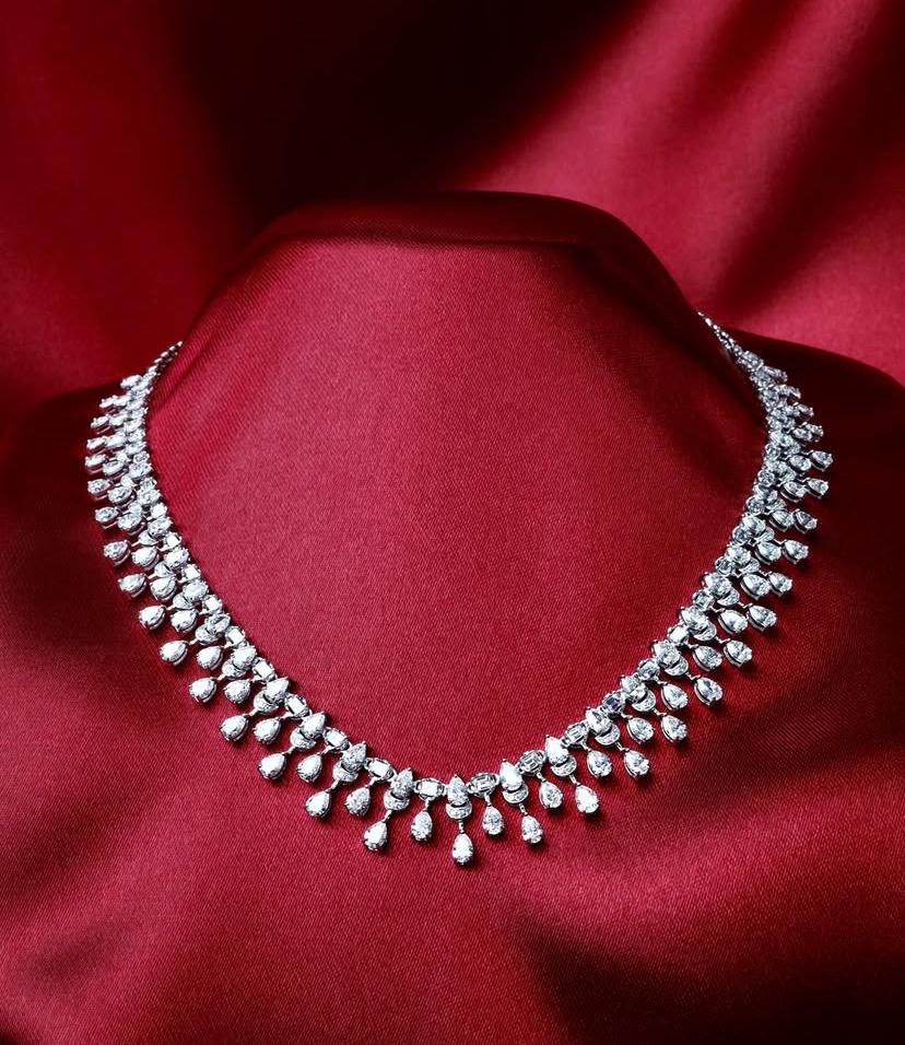 Donna Collana in oro 18K con diamanti di forma mista da 15,80 carati in vendita