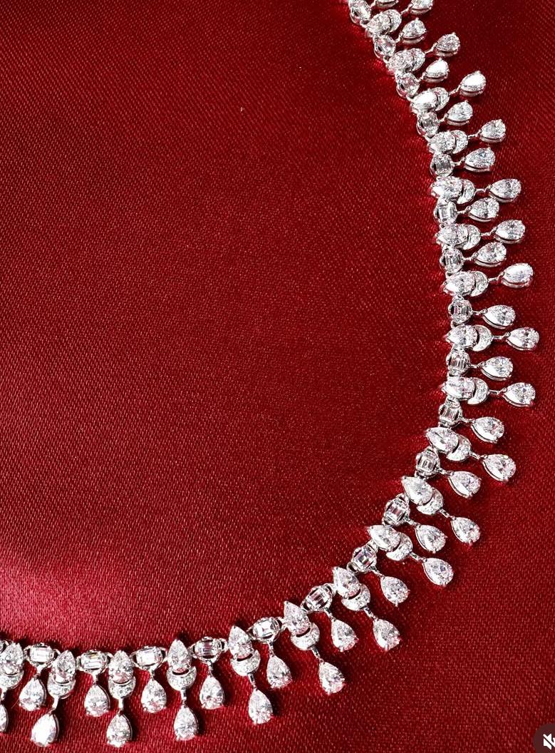 Collana in oro 18K con diamanti di forma mista da 15,80 carati in vendita 1