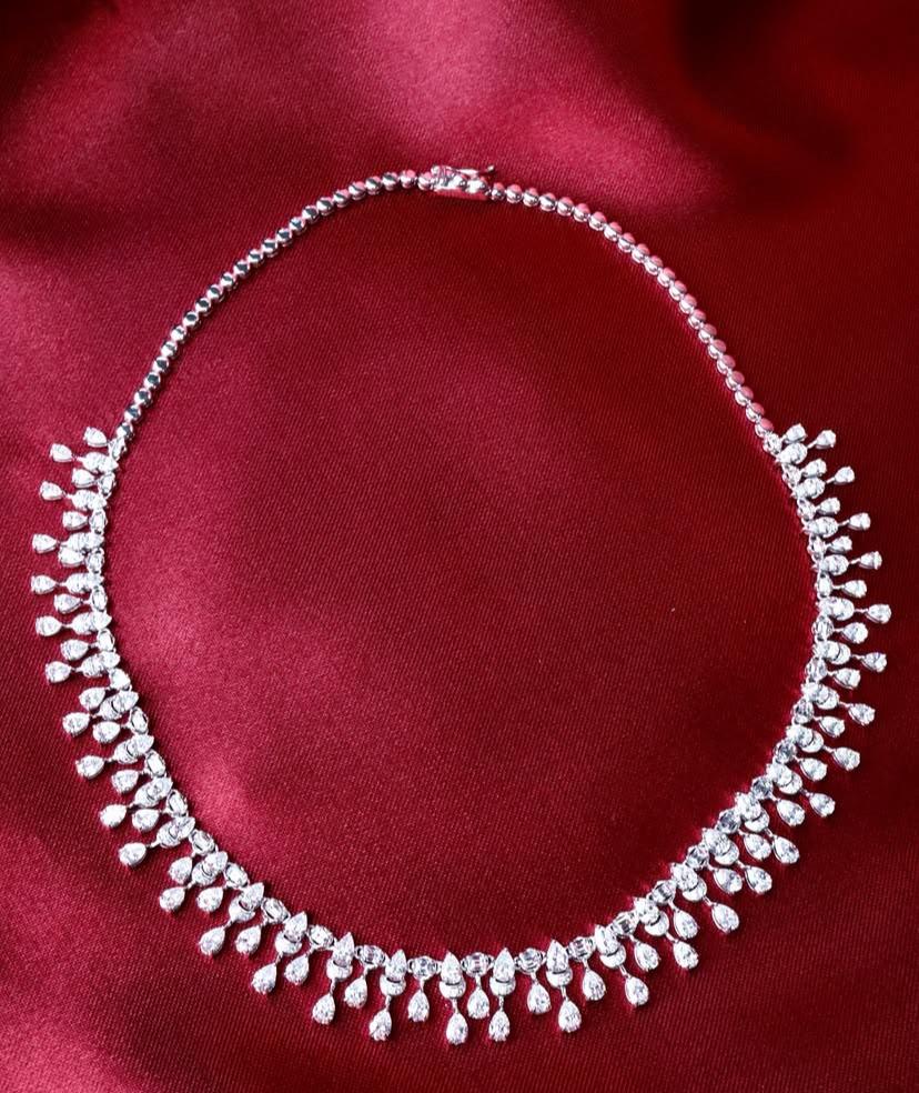 Collana in oro 18K con diamanti di forma mista da 15,80 carati in vendita 2