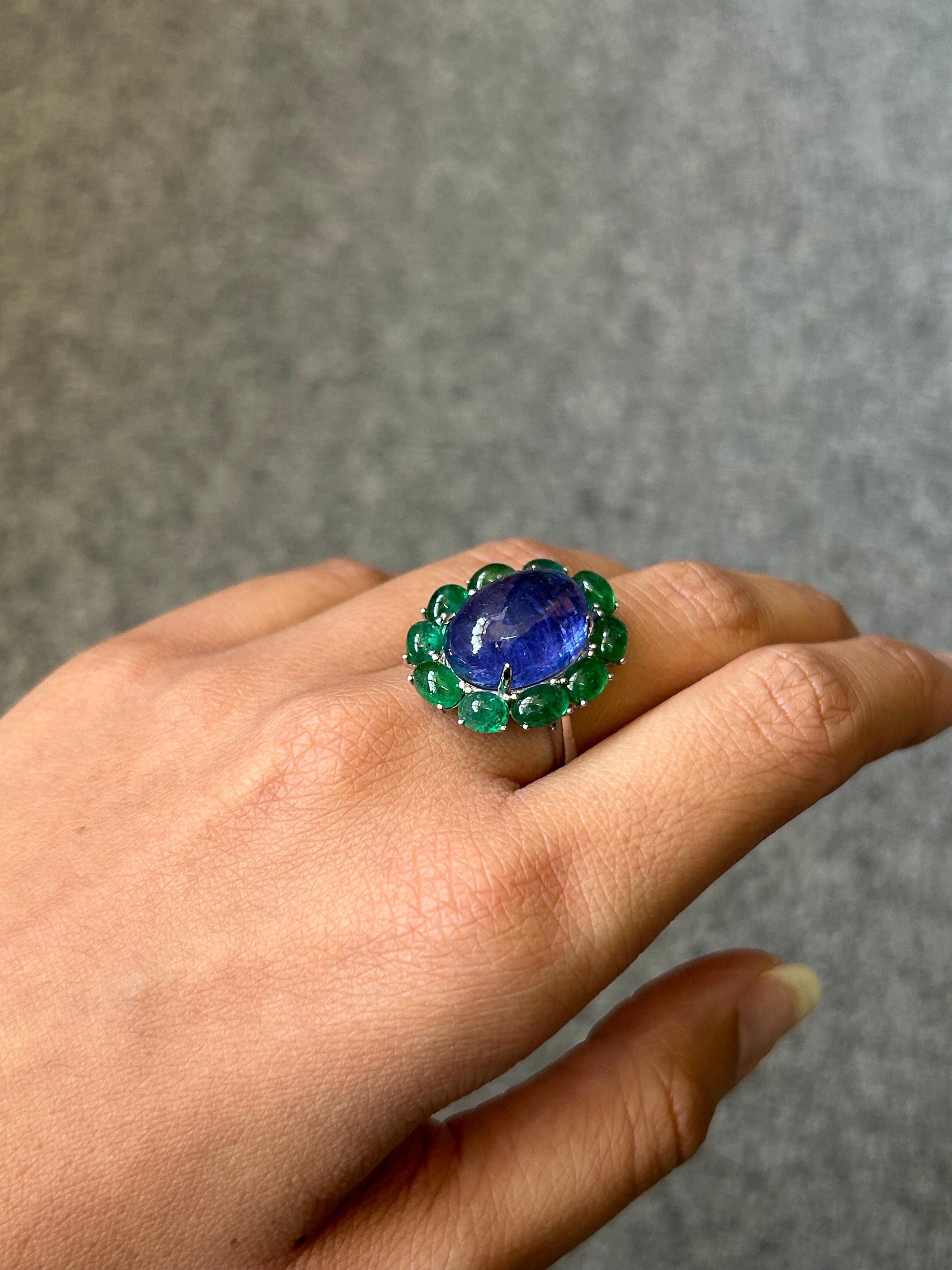 Modern 15.82 Carat Tanzanite and Emerald Cocktail Ring in 18K Gold For Sale