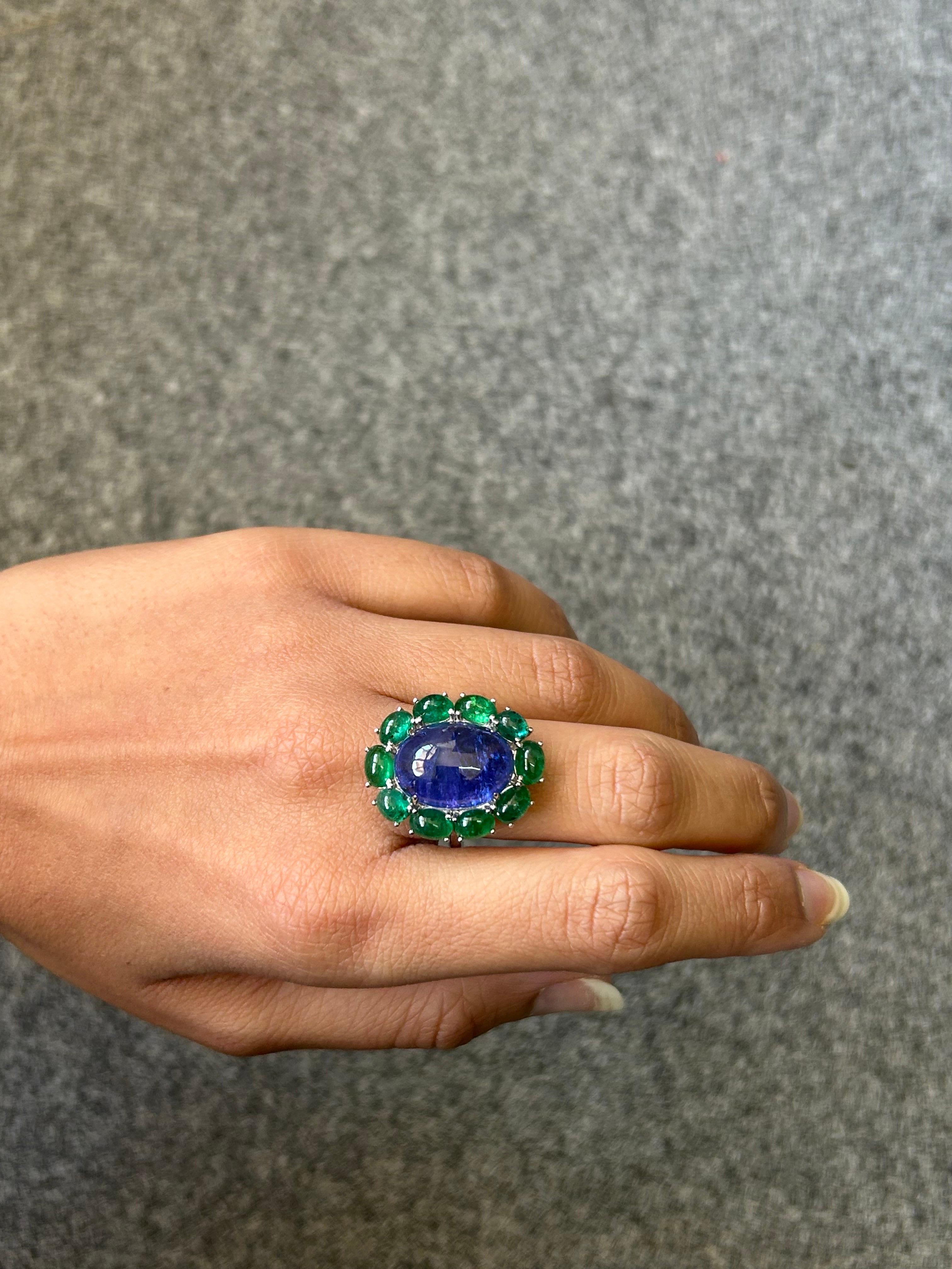 Cabochon 15.82 Carat Tanzanite and Emerald Cocktail Ring in 18K Gold For Sale