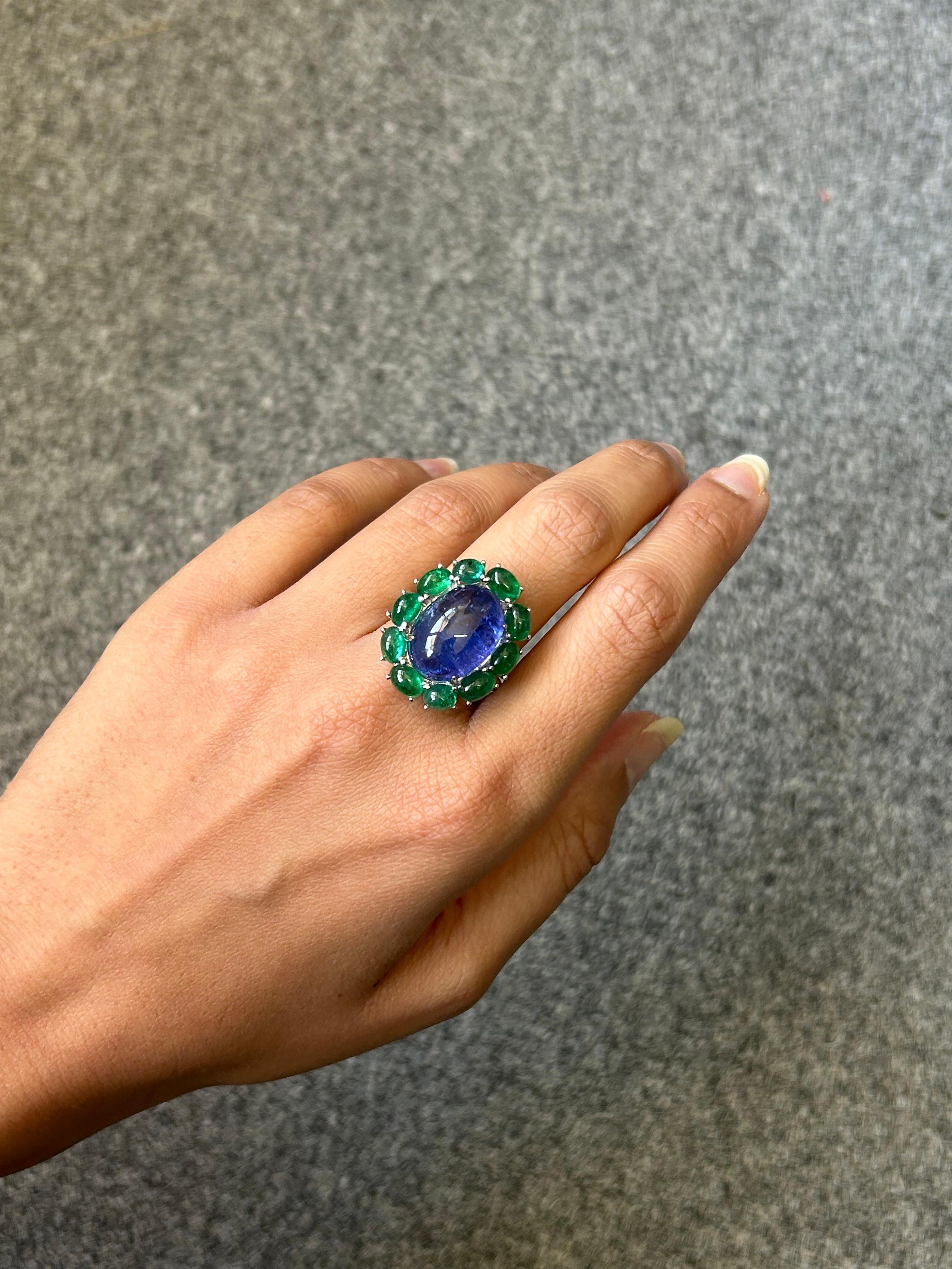 15.82 Carat Tanzanite and Emerald Cocktail Ring in 18K Gold In New Condition For Sale In Bangkok, Thailand