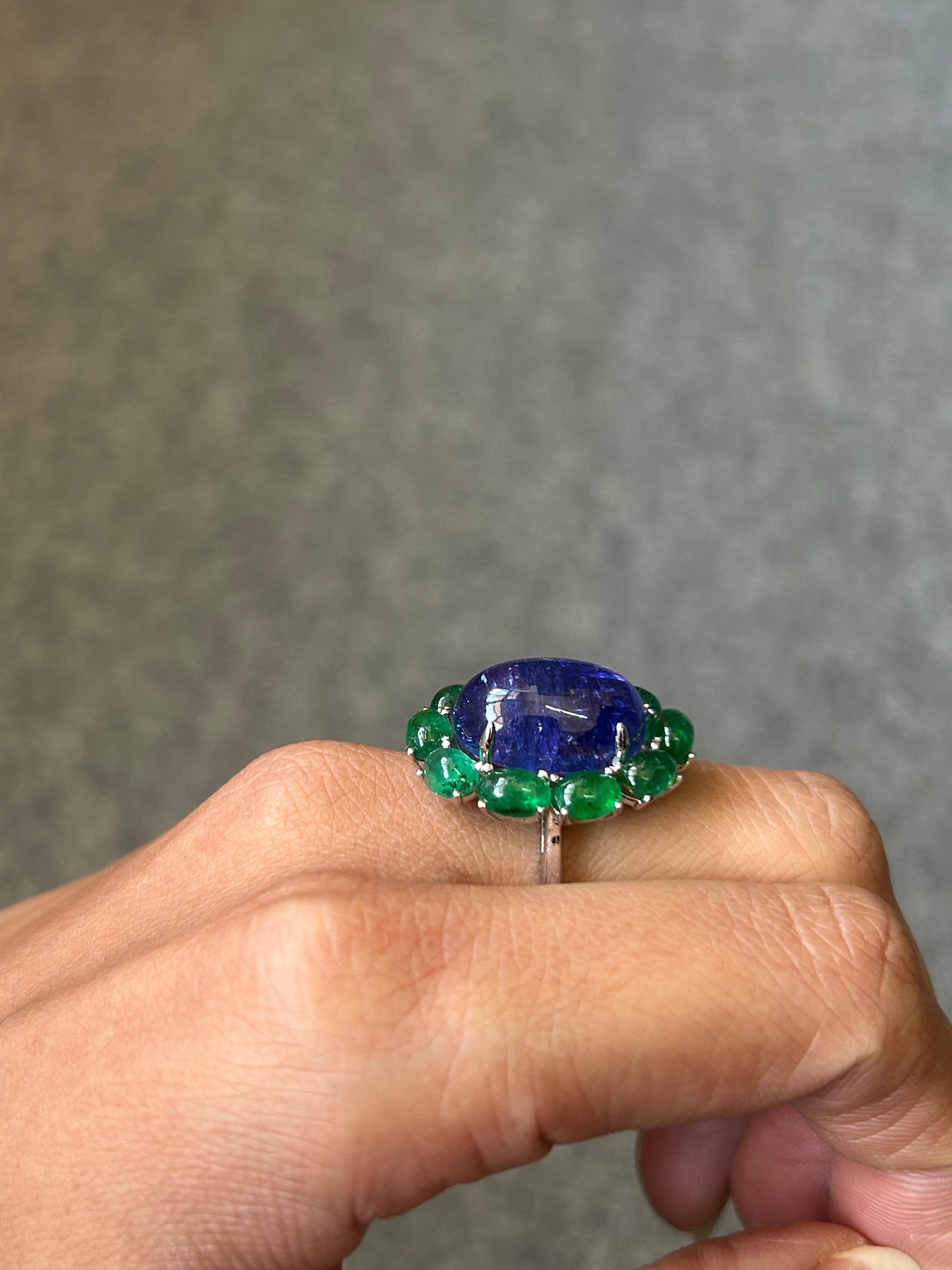 15.82 Carat Tanzanite and Emerald Cocktail Ring in 18K Gold For Sale 1